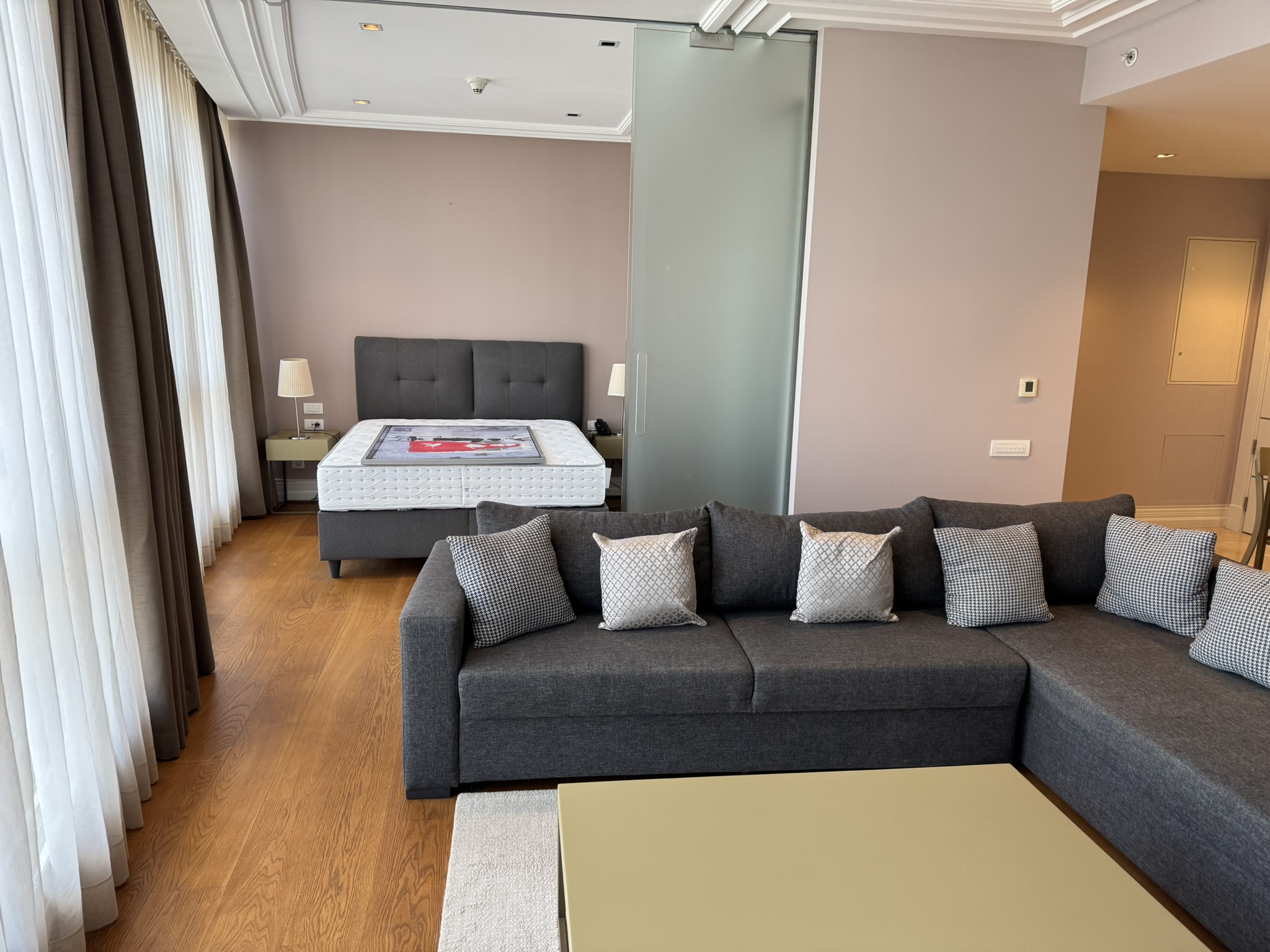 Oturma alanı ve Yatak Odası Cam Panel İle Ayrılıyor.